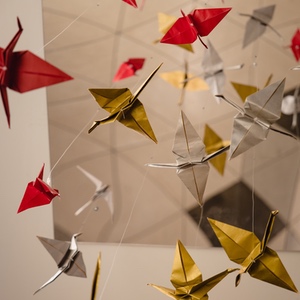 Des grues en origami symbolisent le nombre de parties prenantes dont le leader d'un groupe doit prendre compte
